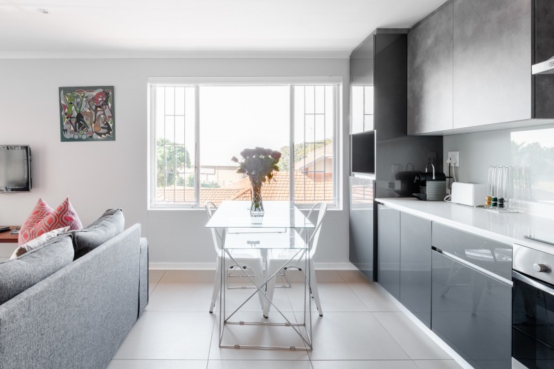 Оформление апартаментов в серых тонах в Дурбан-Норд, ЮАР Оформление апартаментов в серых тонах в Дурбан-Норд, ЮАР