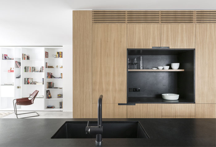 Сдержанные цвета, элегантная простота форм и материалов в интерьере мадридской квартиры