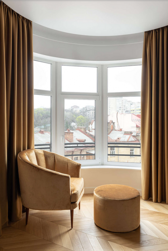 Сочетание пышных классических форм, цветов и материалов с минималистичными и сдержанными объектами Сочетание пышных классических форм, цветов и материалов с минималистичными и сдержанными объектами