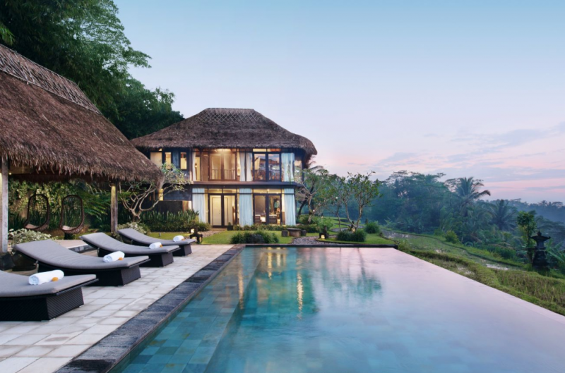 Современная вилла с соломенной крышей и видом на джунгли