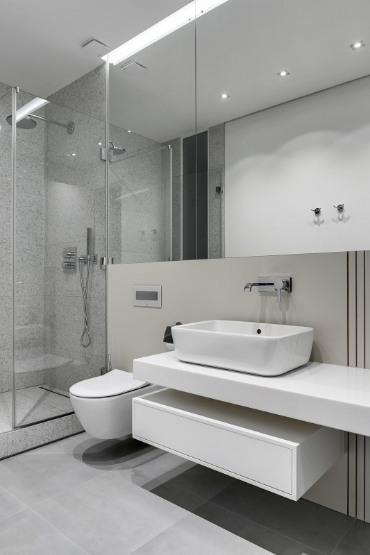 Акцент на синий и красный цвета