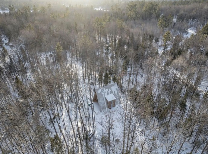 Дом А-образной формы в лесах Квебека, Канада