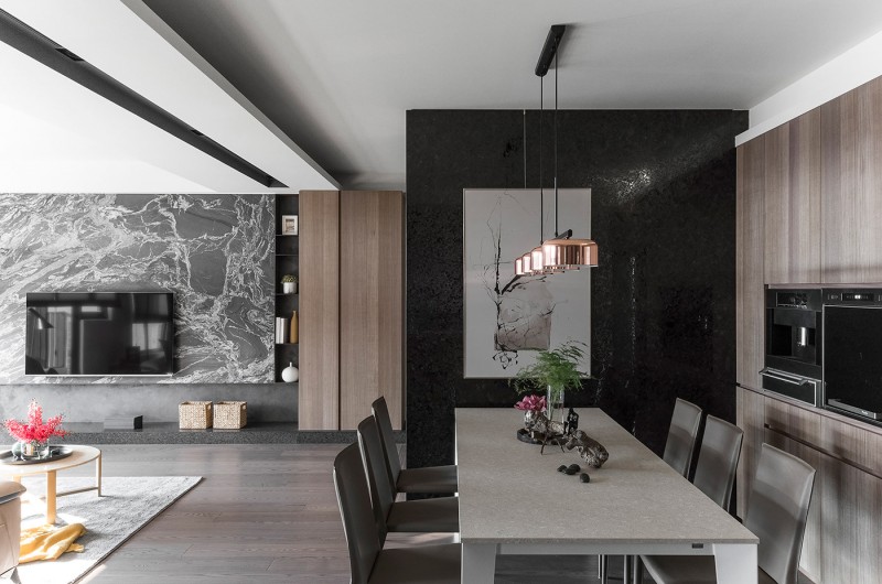 Интерьер в темных тонах с яркими акцентами Интерьер в темных тонах с яркими акцентами