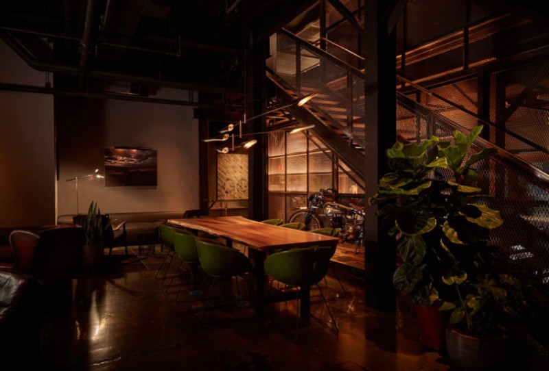 Клуб любителей классических автомобилей, расположенный на пристани 76 на реке Гудзон, Нью-Йорк