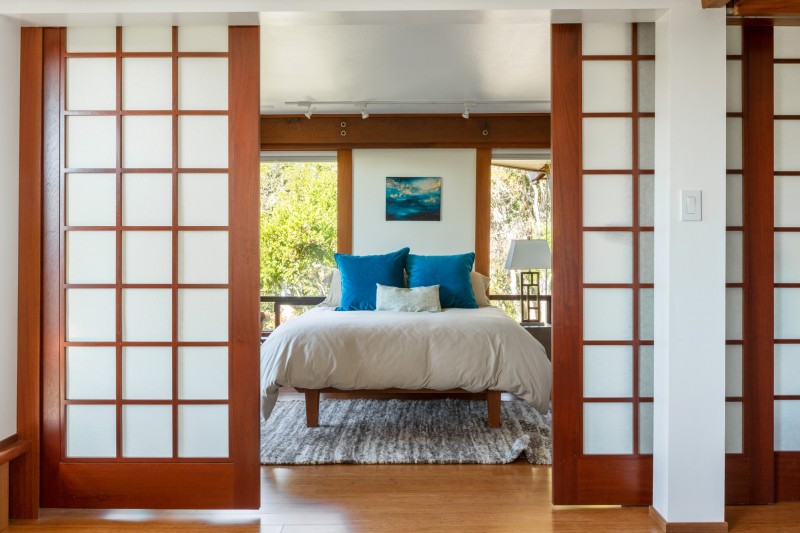 Панорамный вид на лес в уединенном "домике" на дереве Панорамный вид на лес в уединенном "домике" на дереве