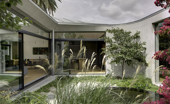 Переплетение дерева, бетона, стекла и металла в интерьере дома в Сиднее