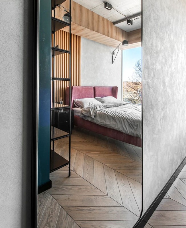 Приглушенные тона и мраморные, латунные и медные акценты в декоре литовской квартиры