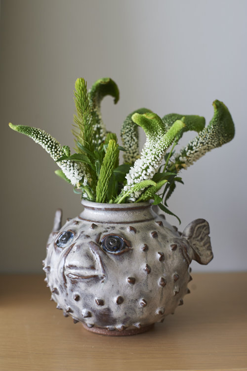 Приземистая мебель и художественные инсталляции в просторном светлом пентхаусе