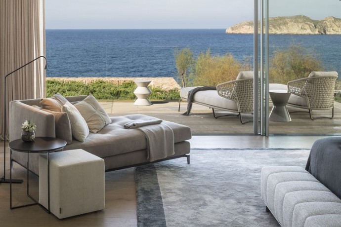 Современный дом с видом на Средиземное море в Кап-Адриано, Испания
