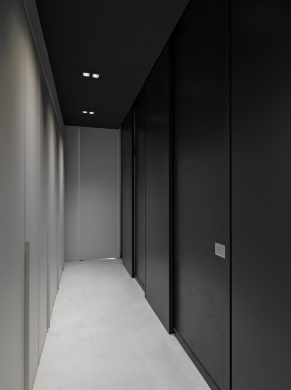 Светлая квартира с яркими элементами декора