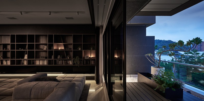 Темные тона в интерьере стильных апартаментов