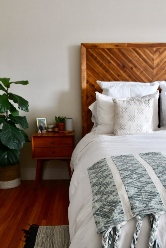 Теплые древесные акценты и живая зелень в интерьере  квартиры в Сан-Франциско