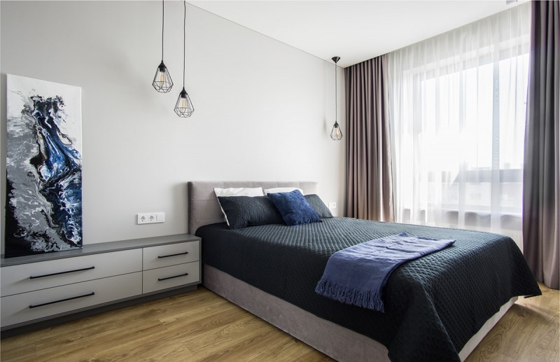 Апартаменты в серых тонах с яркими цветовыми акцентами