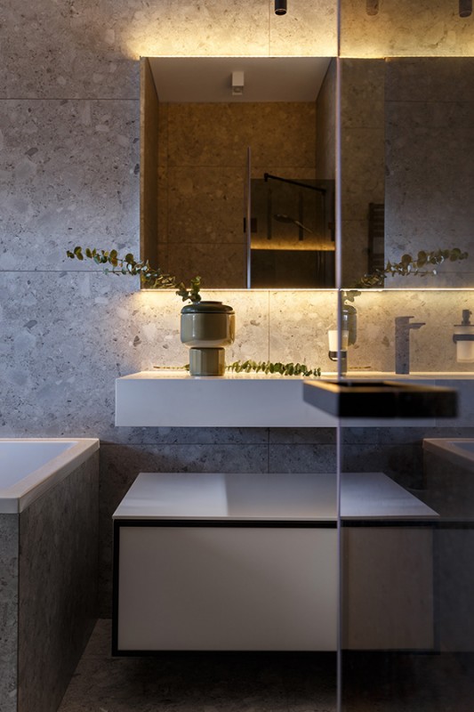 Дерево и камень в интерьере просторных апартаментов