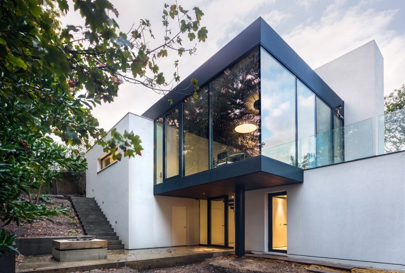 Интерьер двухэтажного дома в лесу