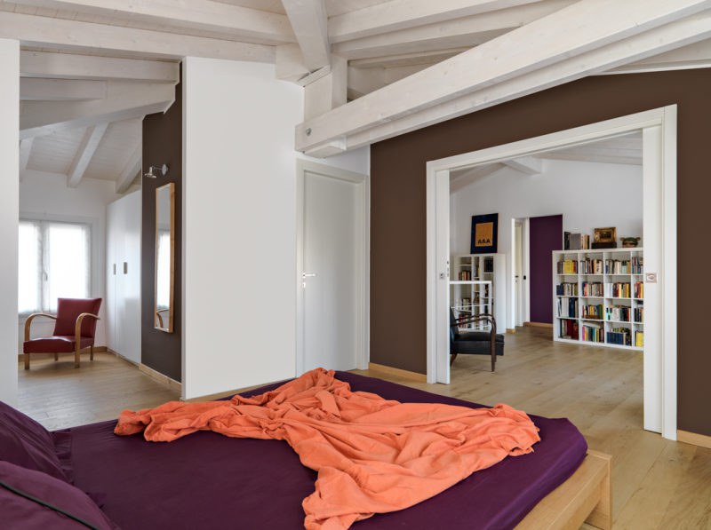 Интерьер просторной двухуровневой квартиры