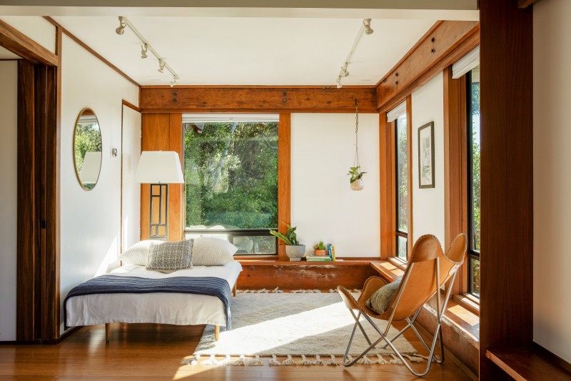 Панорамный вид на лес в уединенном "домике" на дереве Панорамный вид на лес в уединенном "домике" на дереве