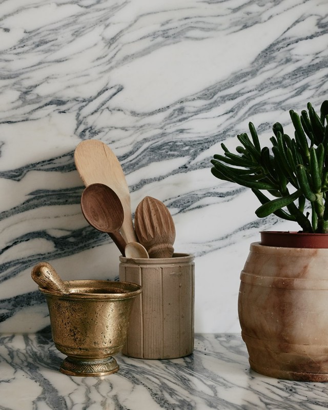 Сочетание дерева, мрамора и натуральных материалов в интерьере уютного особняка