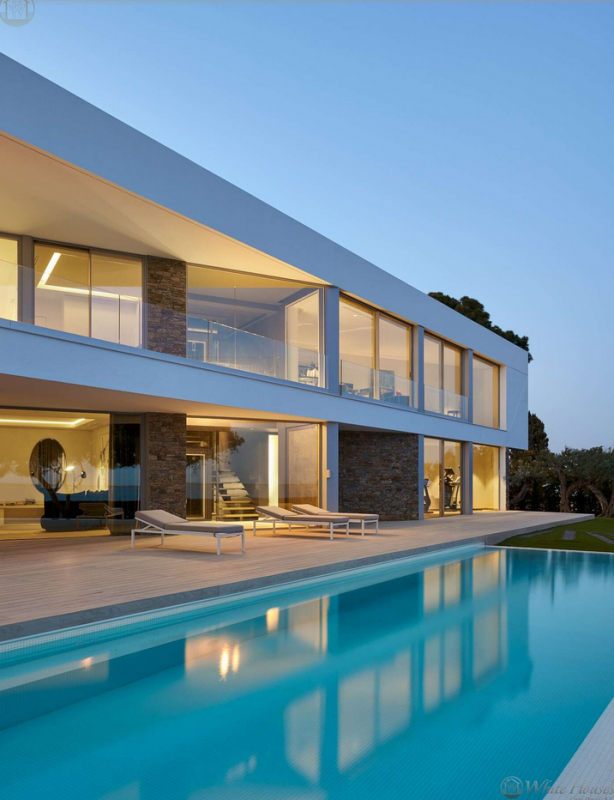 Современная вилла на берегу Средиземного моря