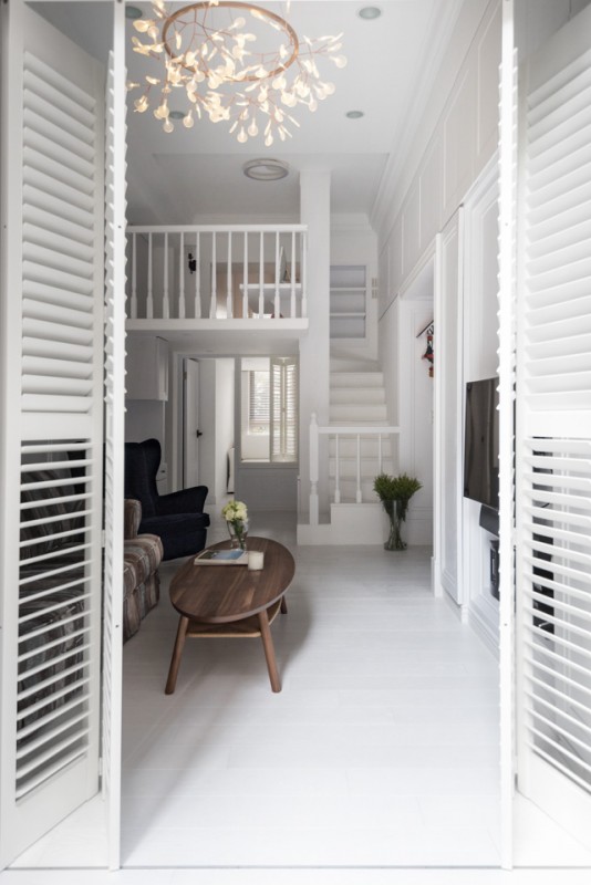 Яркие акценты в белоснежном интерьере