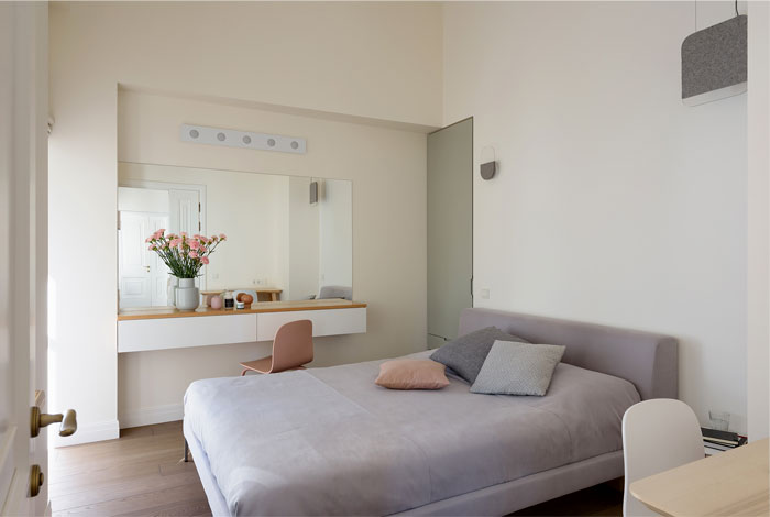 Комфортный, без лишних деталей интерьер светлых апартаментов