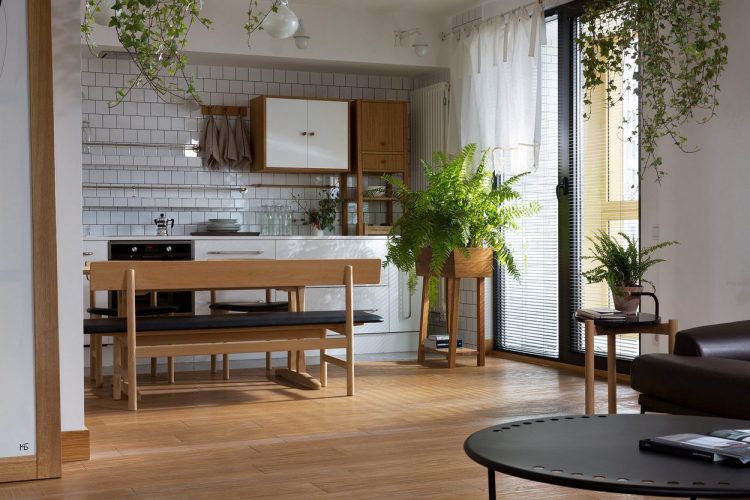 Контраст темных и светлых поверхностей в интерьере просторных апартаментов