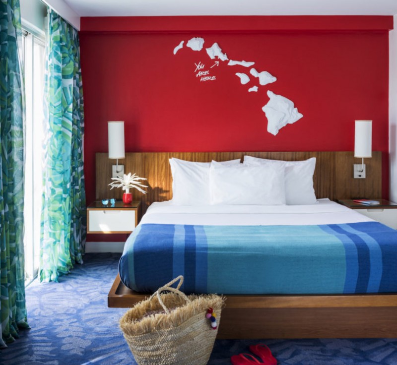 Неоновые цвета в интерьере отеля Shoreline Hotel Waikiki 4* на острове Оаху, Гавайи Неоновые цвета в интерьере отеля Shoreline Hotel Waikiki 4* на острове Оаху, Гавайи