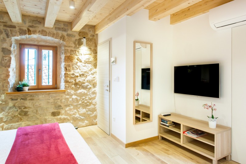 Уютная студия с оригинальными каменными стенами