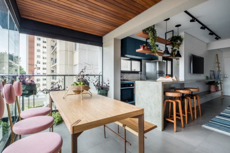 Интерьер квартиры в Сан-Паулу, сочетающий в себе элементы деревенского стиля и оттенки синего