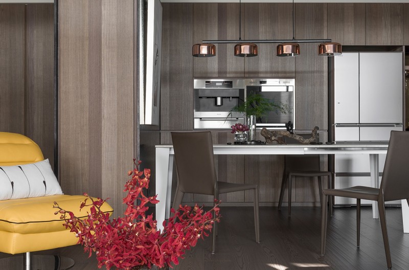 Интерьер в темных тонах с яркими акцентами Интерьер в темных тонах с яркими акцентами