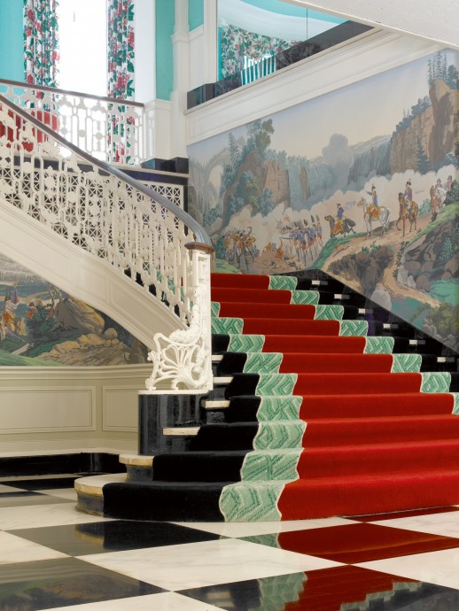 Лобби роскошного курорта The Greenbrier в Западной Вирджинии