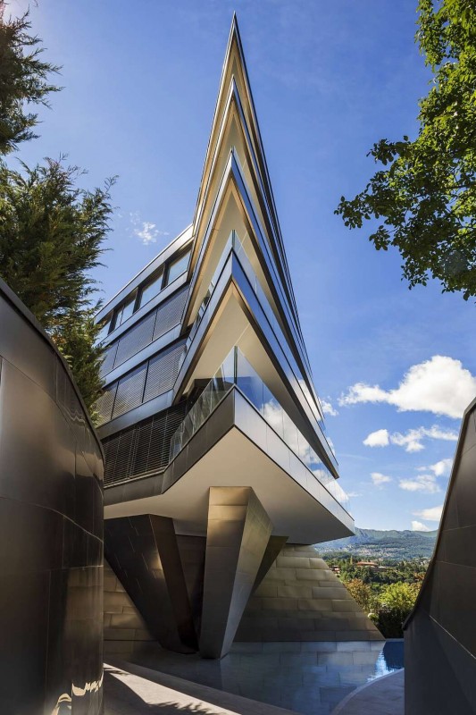 Многоквартирный дом, расположенный в Швейцарии, в городе Парадизо Многоквартирный дом, расположенный в Швейцарии, в городе Парадизо