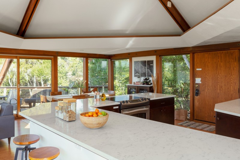 Панорамный вид на лес в уединенном "домике" на дереве Панорамный вид на лес в уединенном "домике" на дереве