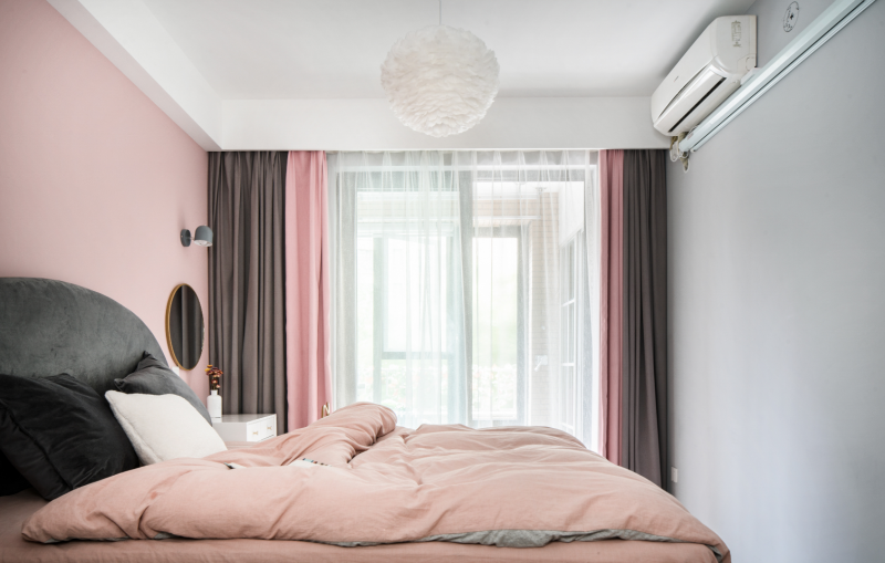 Уютные апартаменты в серо-розовой гамме