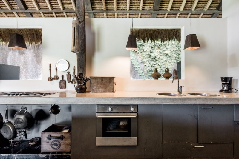 Современная вилла с соломенной крышей и видом на джунгли