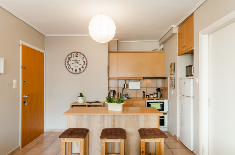 Средиземноморская квартира с балконом в теплых тонах в Афинах