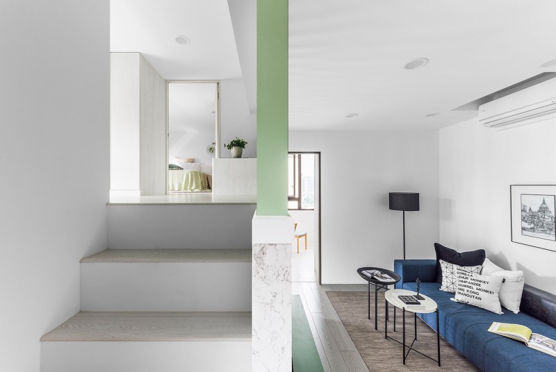 Цветные детали, мебель и аксессуары в светлом интерьере