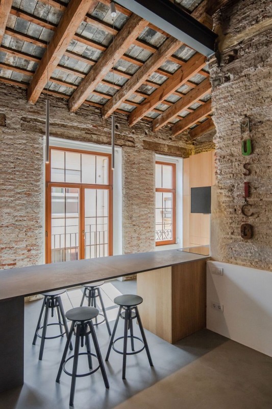 Интерьер апартаментов в реконструированном заброшенном здании начала ХХ века в Валенсии, Испания Интерьер апартаментов в реконструированном заброшенном здании начала ХХ века в Валенсии, Испания