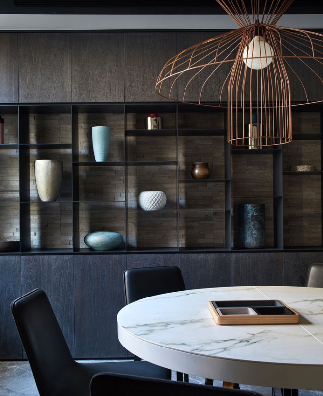 Интерьер апартаментов в темных тонах в Фучжоу, Китай