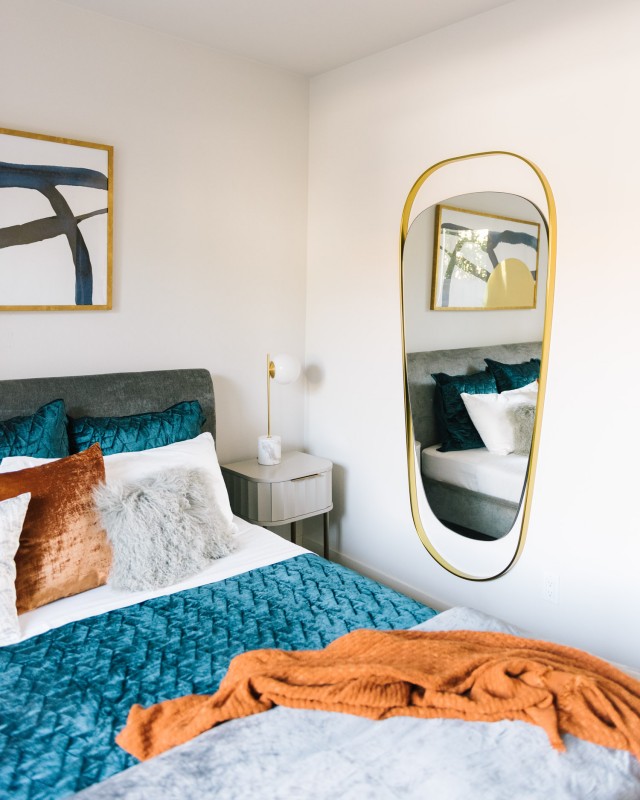 Интерьер в светлых тонах с яркими акцентами Интерьер в светлых тонах с яркими акцентами