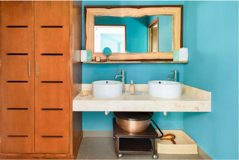 Красочный тропический модернизм в интерьере виллы в Мексике