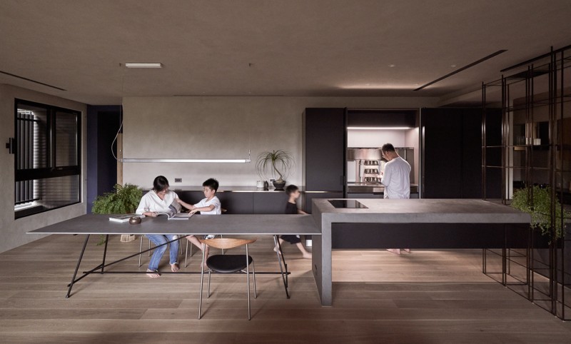 Сочетание дерева и металла в дизайне просторного семейного дома