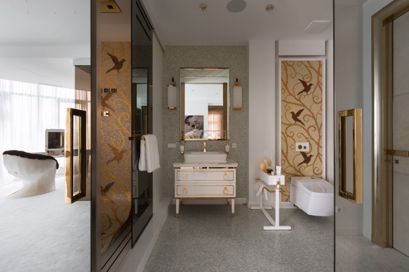 Светлый интерьер с яркими акцентами