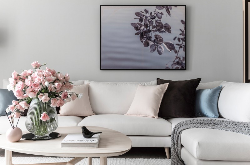 Темные кронтрастные элементы декора в светлом интерьере