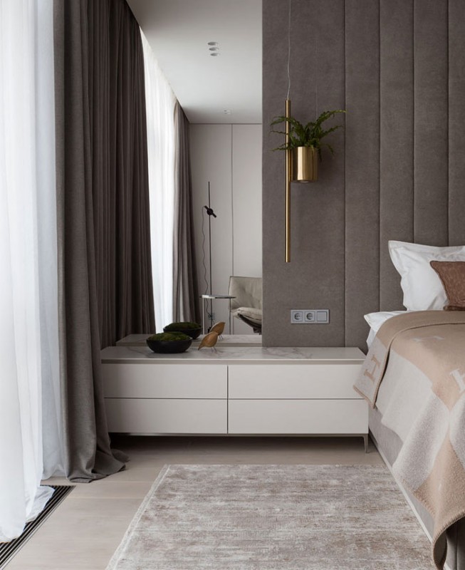 Декор квартиры с элегантными текстурами из светлого дерева и мрамора