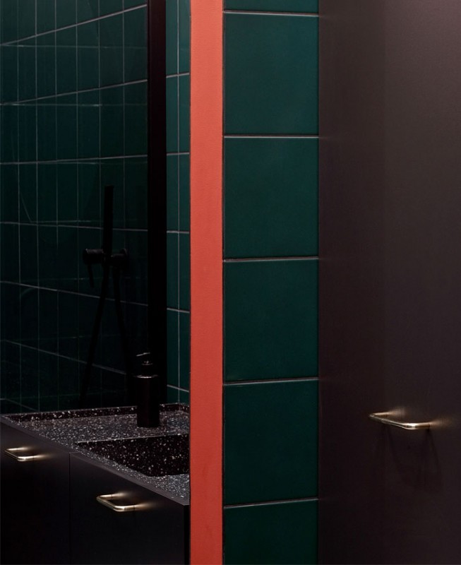 Интенсивные контрастные цвета и материалы в интерьере минской квартиры Интенсивные контрастные цвета и материалы в интерьере минской квартиры