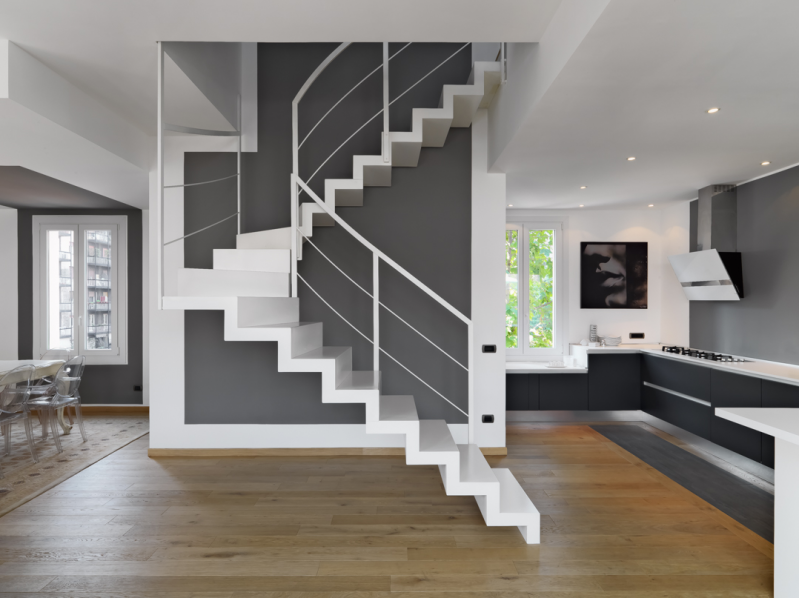 Интерьер просторной двухуровневой квартиры