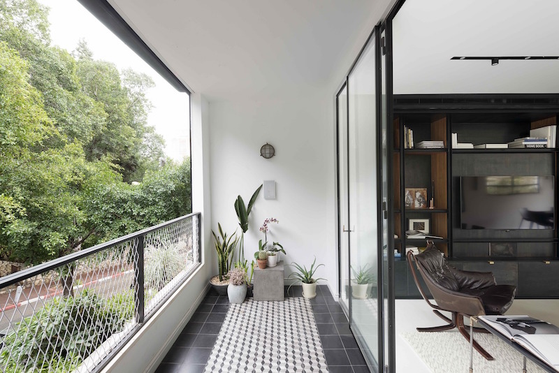 Монохромный интерьер квартиры в Тель-Авиве