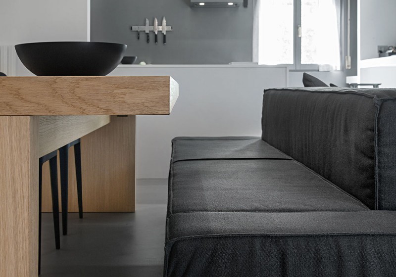 Строгий дизайн небольшой мансардной квартиры Строгий дизайн небольшой мансардной квартиры