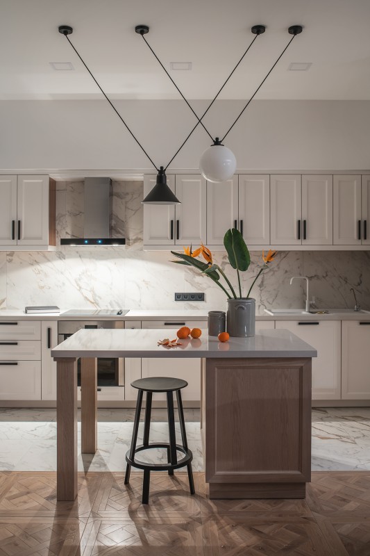 Светлые апартаменты с яркими акцентами